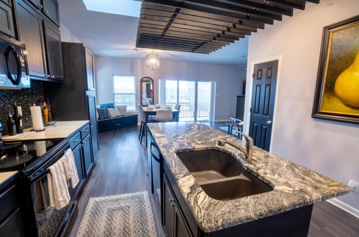 Brooklynn'S Bay, Elegant Lakefront Condo Retreat Hot Springs Exteriör bild